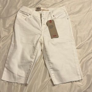 Women’s levis Bermuda shorts.
